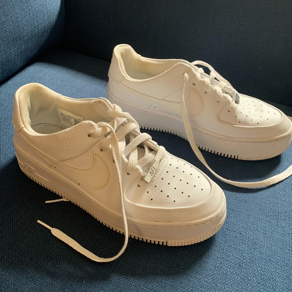 Nike AF1 Air 8.5 women’s in gently used condition! Nike Air Force 1 in white